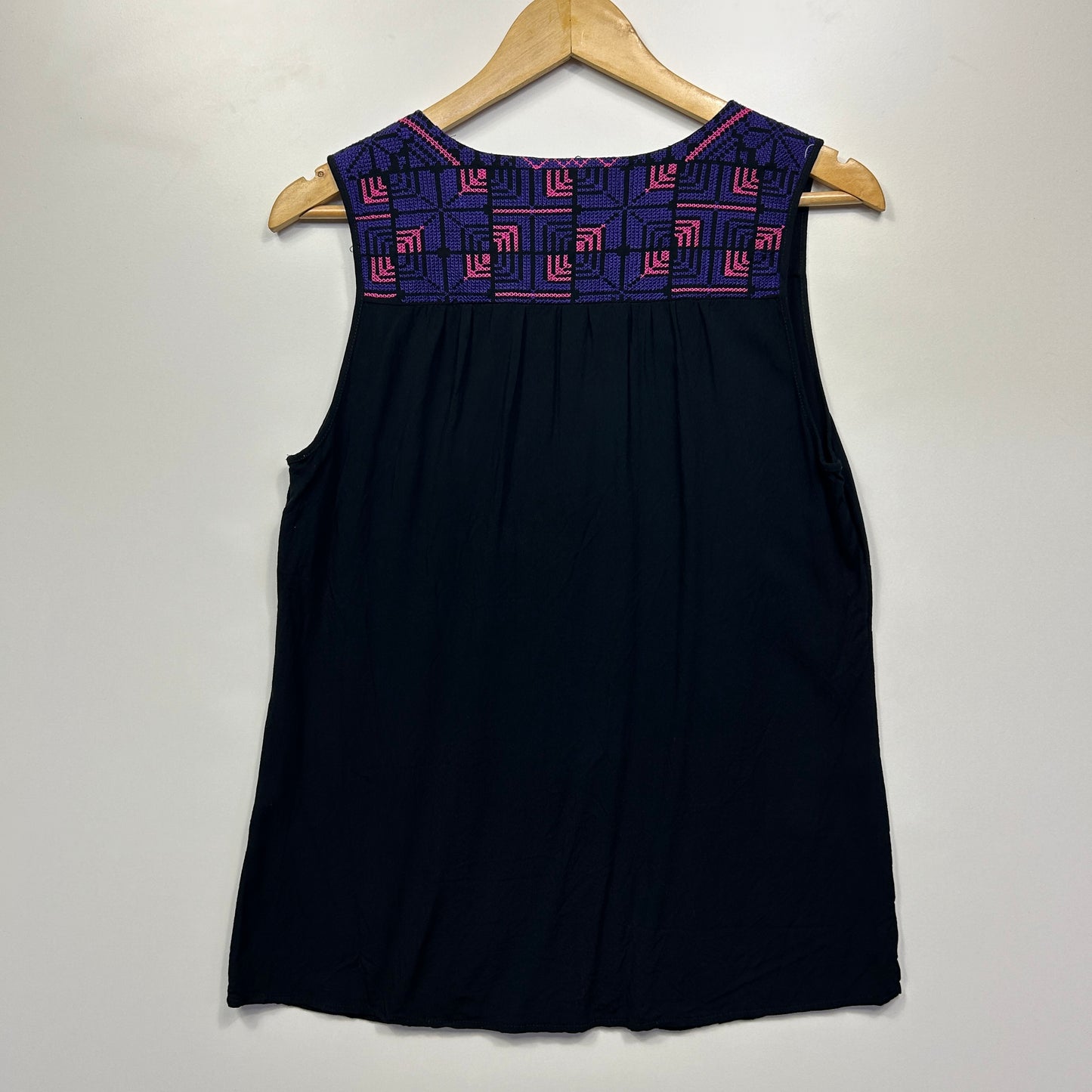 Rockmans Top Size 14 Black Sleeveless Embroidered