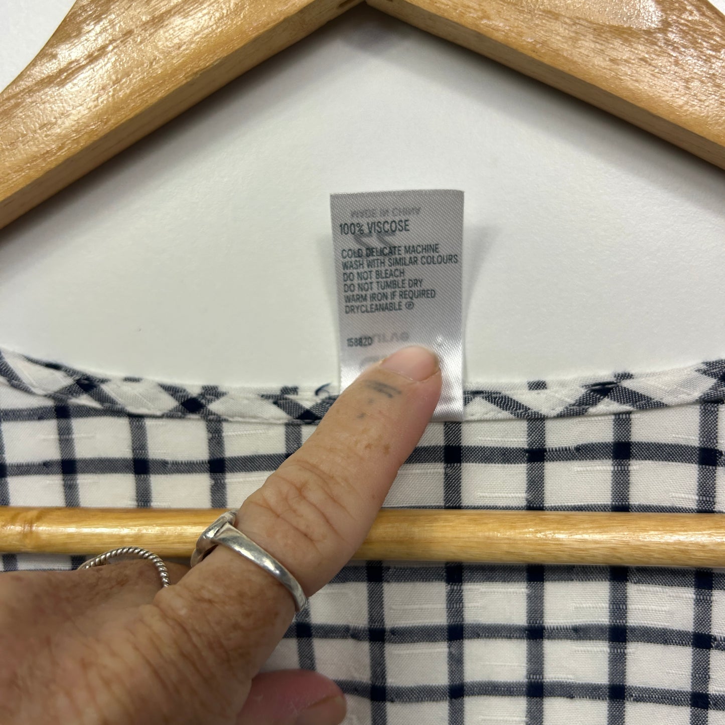 Anko Curve Top SIze 22 White Check Roll Tab Sleeve Viscose