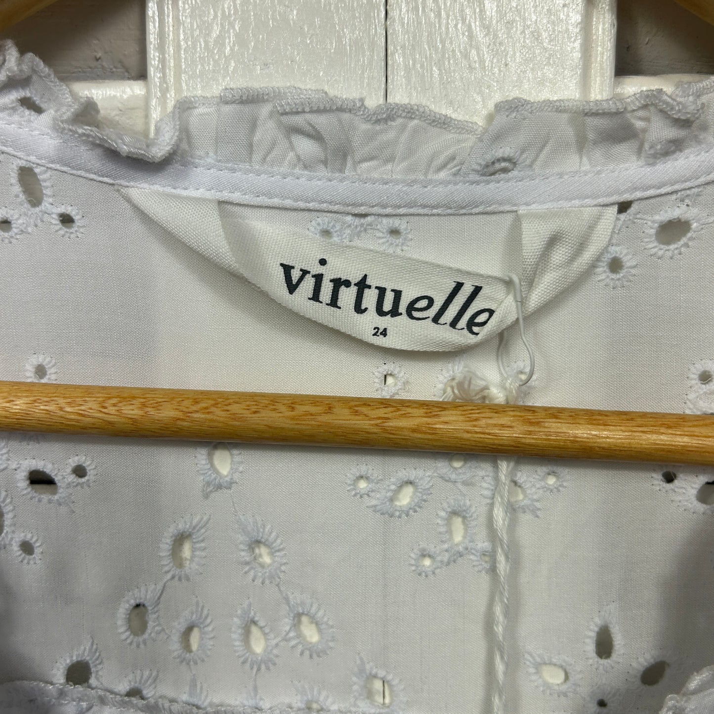 Virtuelle Top Size 24 White Broderie Top New
