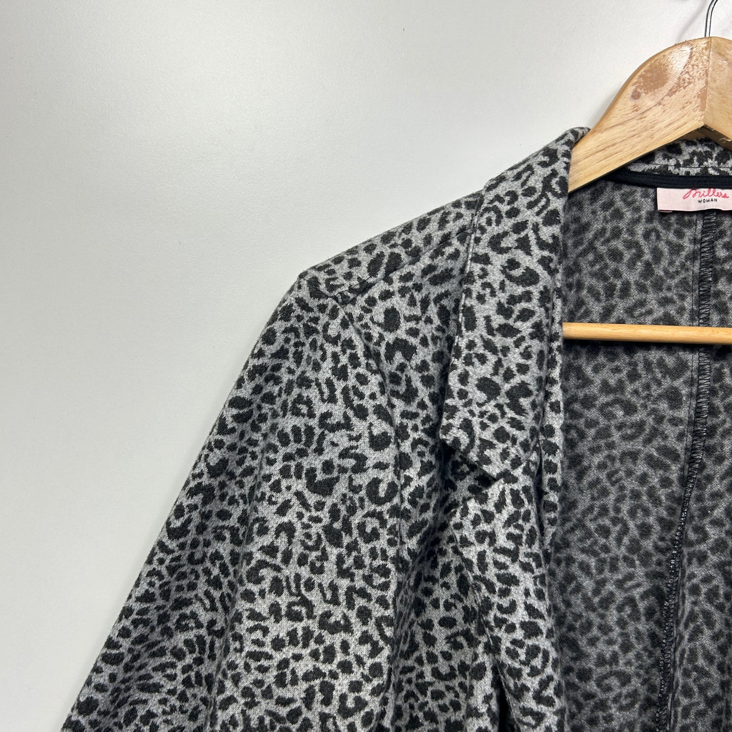 Millers Jacket Size 22 Grey Long Sleeve Anima Print Pockets