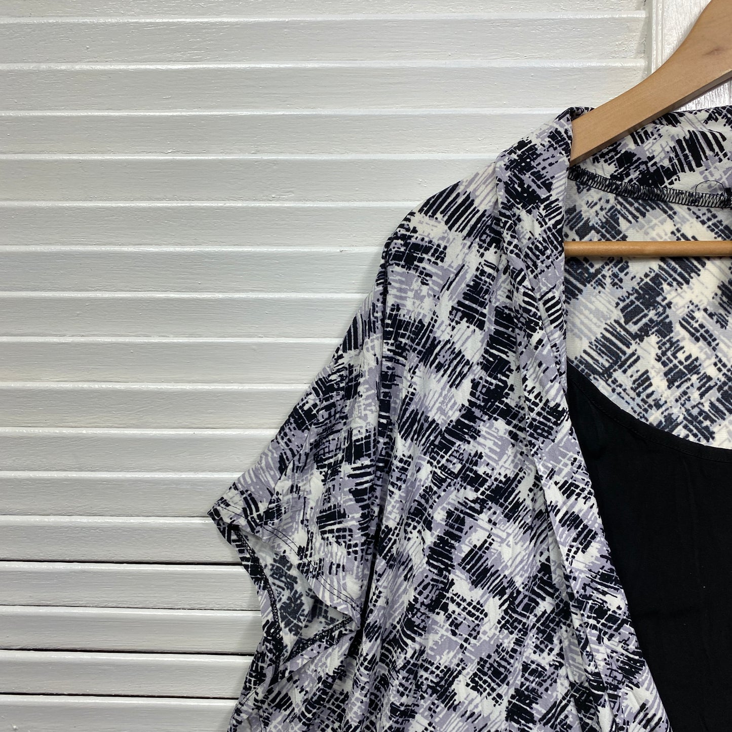 Taking Shape Top Size 18 Medium Tunic Black White