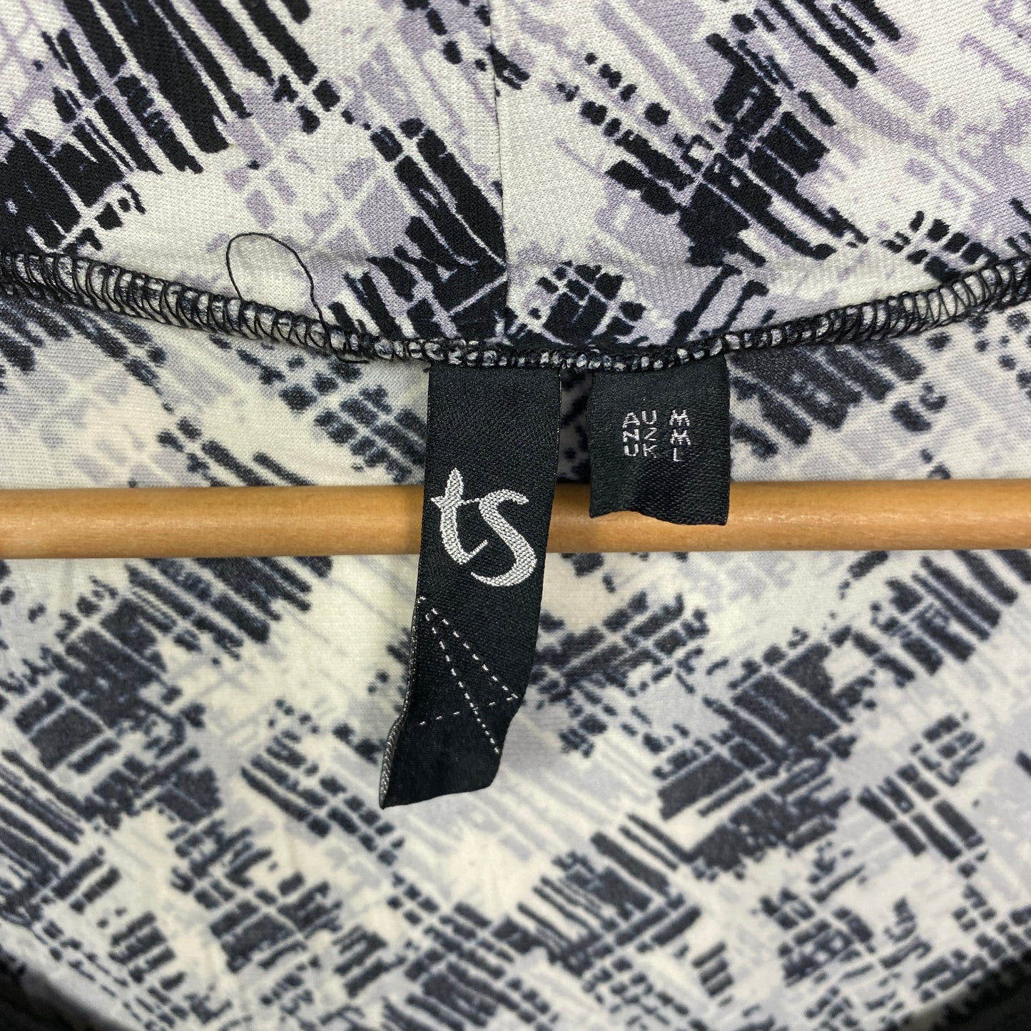 Taking Shape Top Size 18 Medium Tunic Black White
