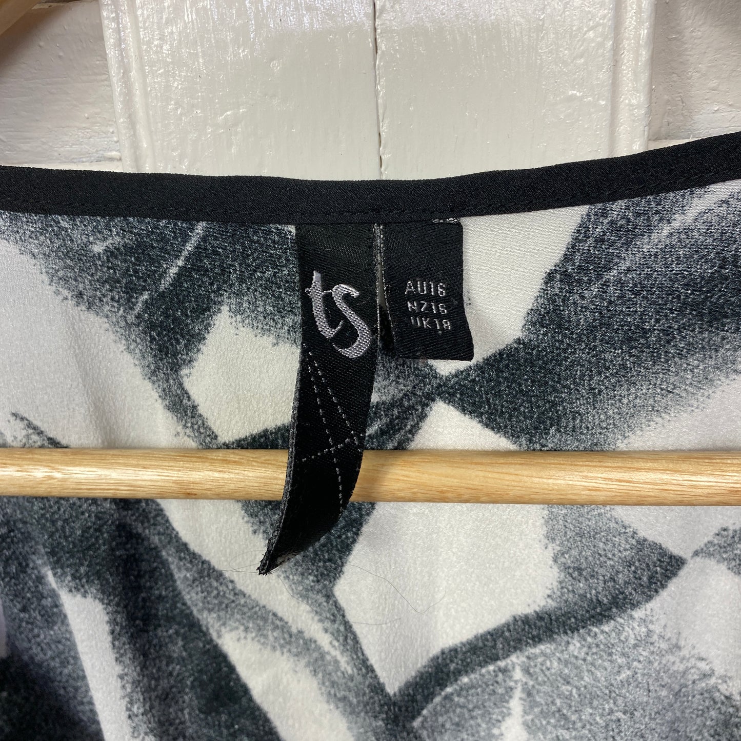 Taking Shape Top Size 16 Sleeveless Black White Grey Sheer