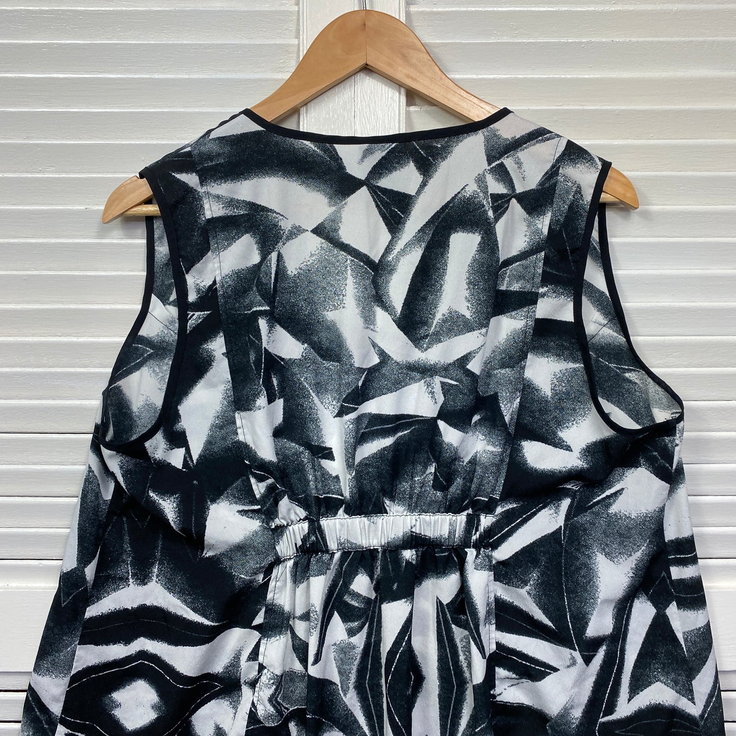 Taking Shape Top Size 16 Sleeveless Black White Grey Sheer