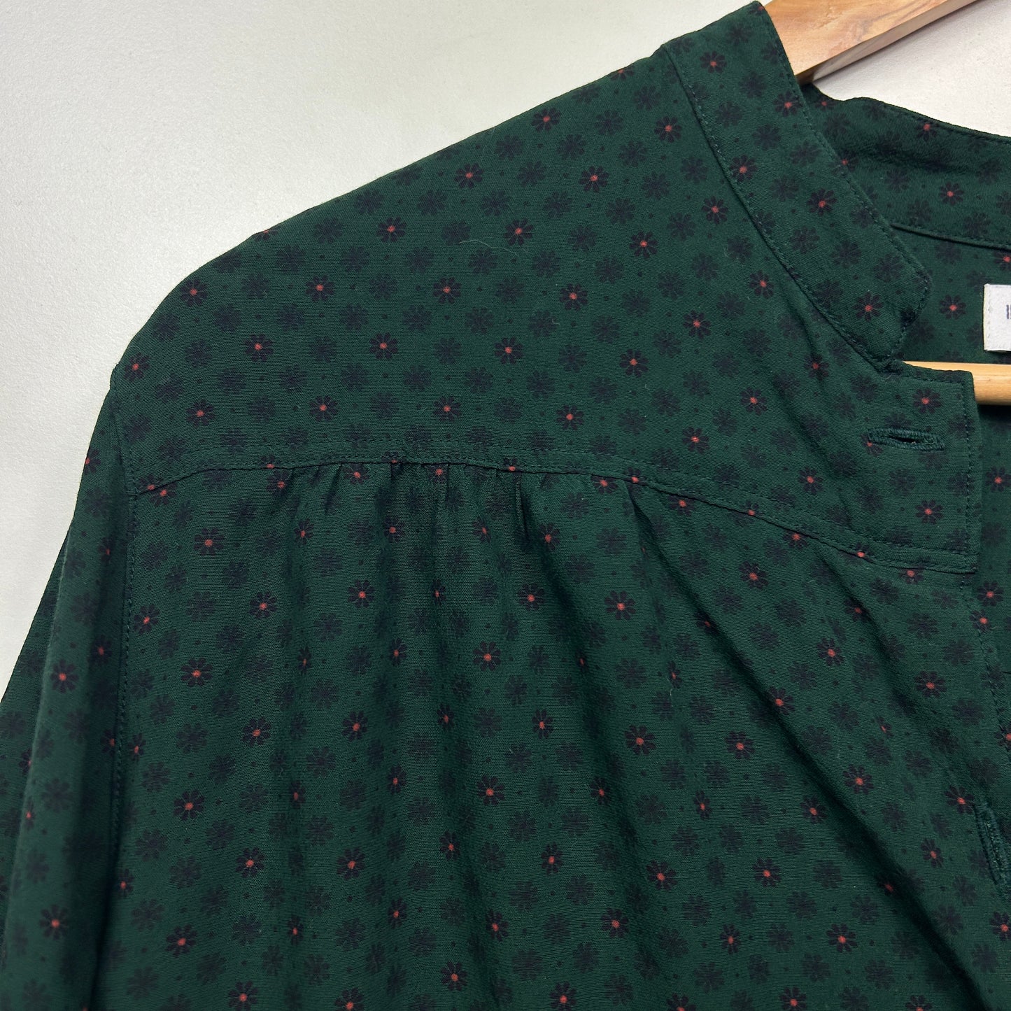 Uniqlo Top Size Large Green Long Sleeve Button Up