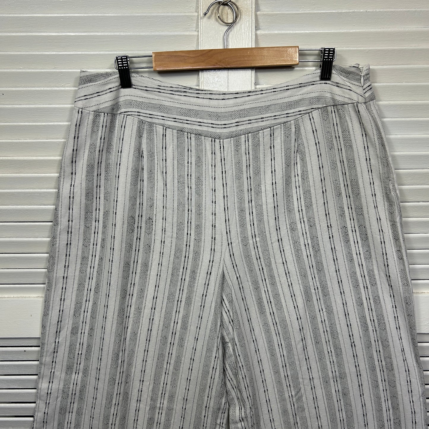 Flower Linen Pants Size 16 White Grey Striped Cropped