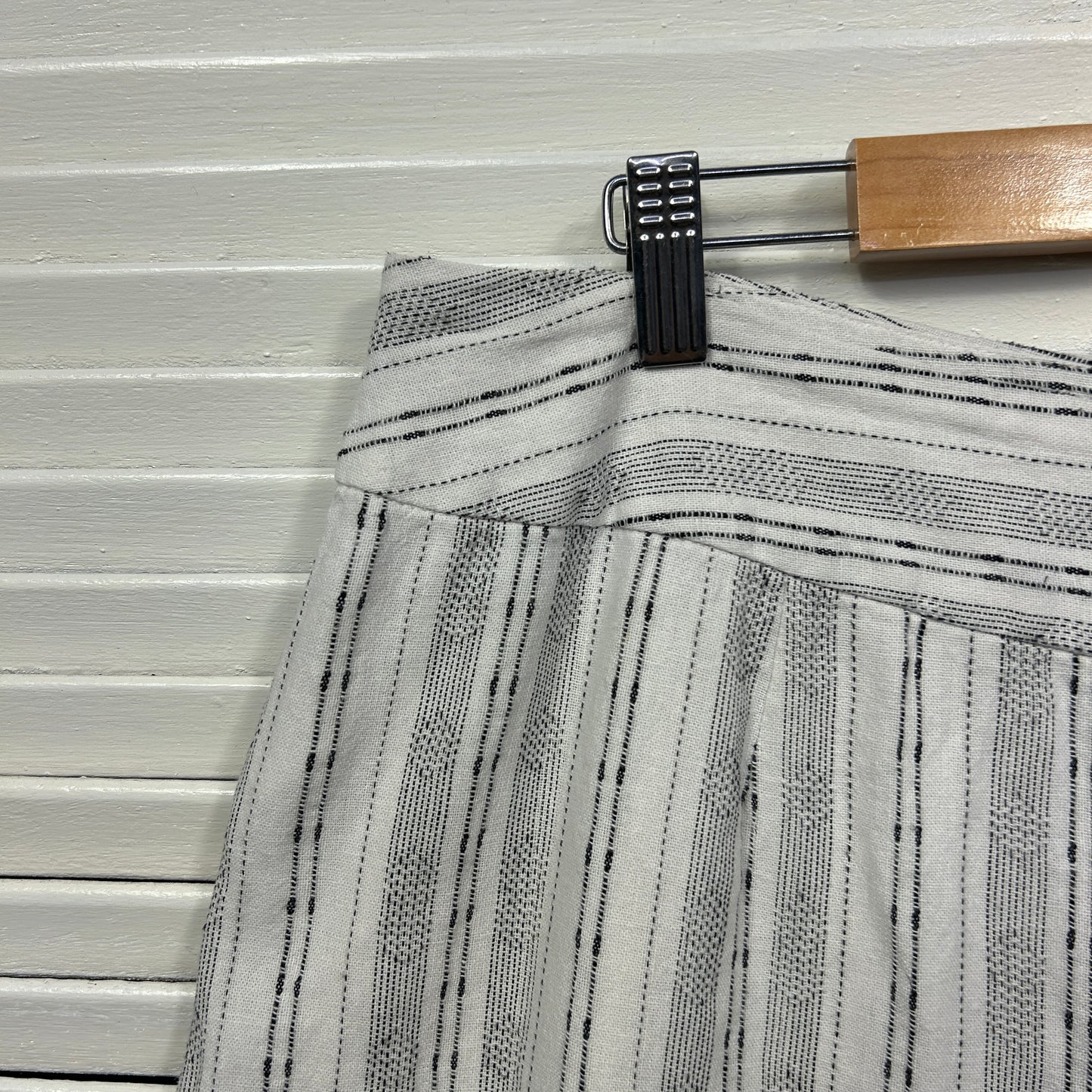 Flower Linen Pants Size 16 White Grey Striped Cropped