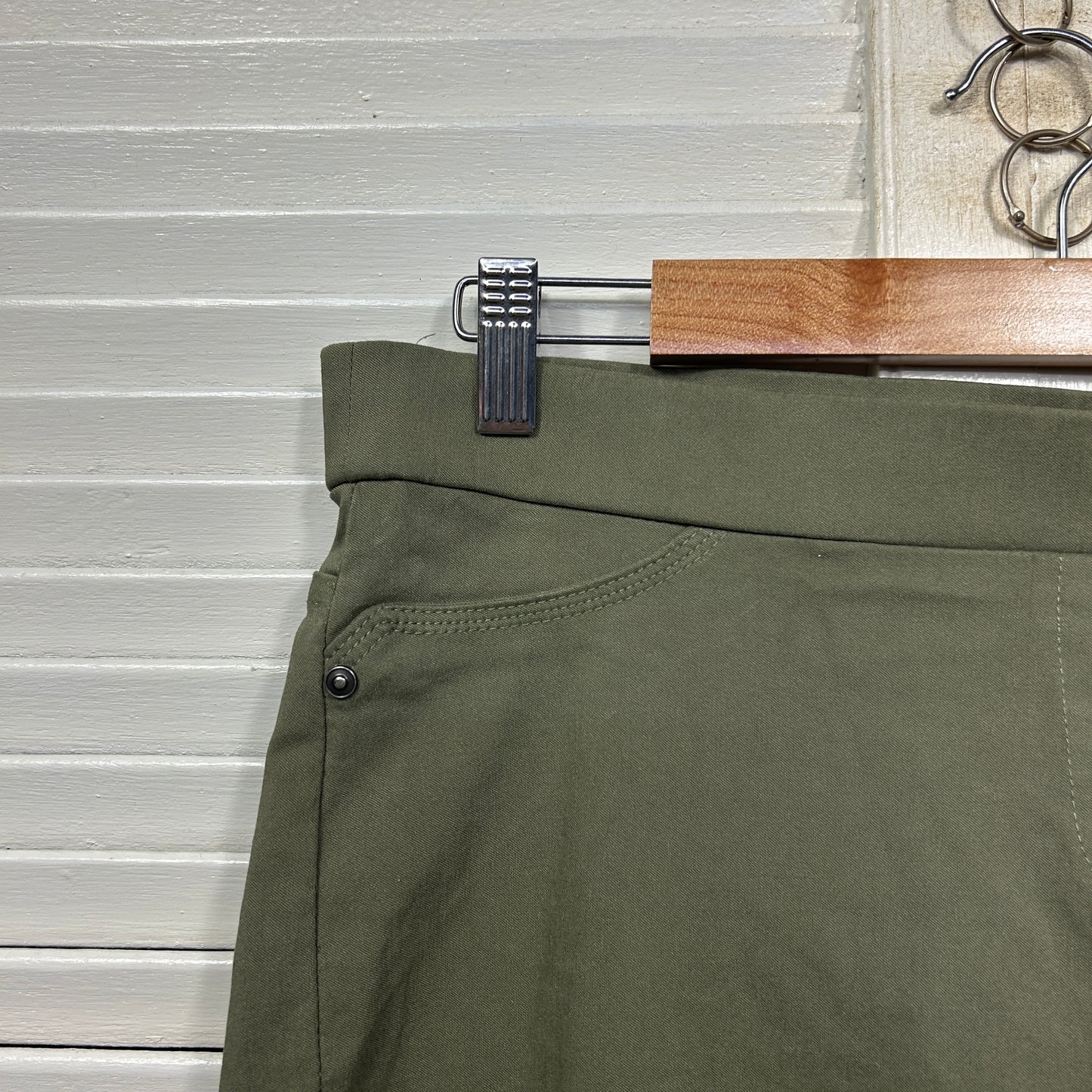 Noni B Shorts Size 18 Green Olive Pull On