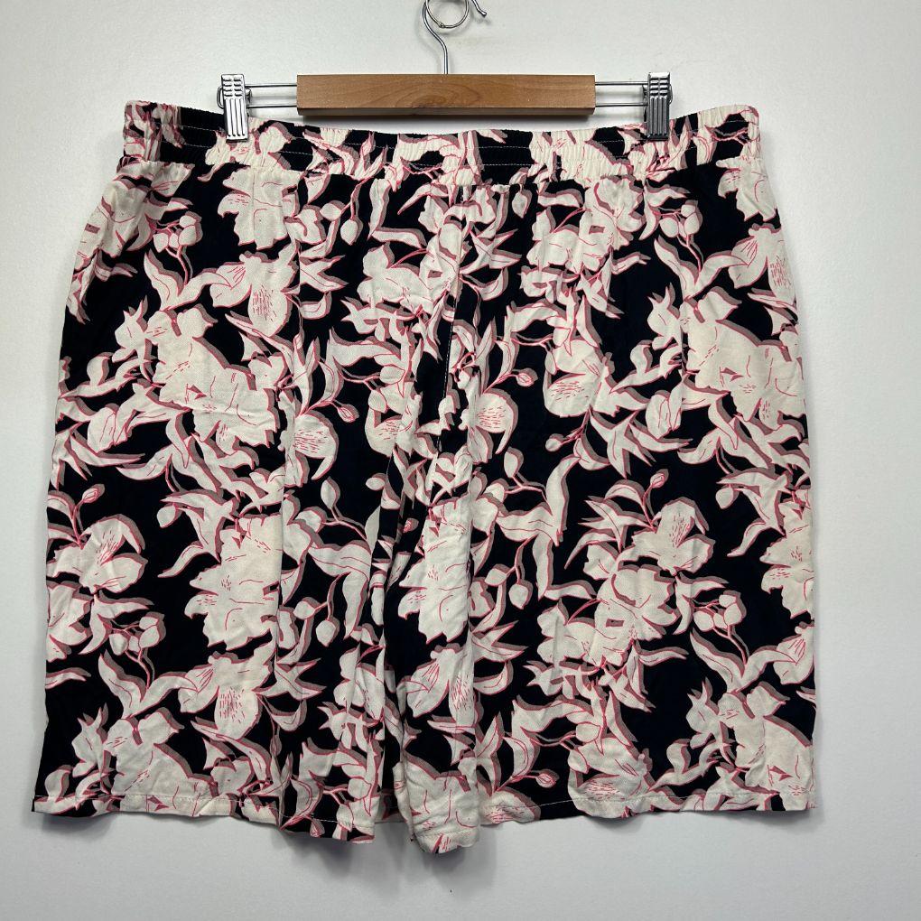 Avella Black Floral Shorts - Size 20