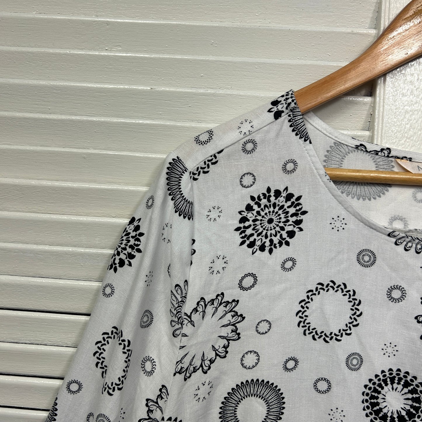 Noni B Top Size 16 White Black Linen Blend 3/4 Sleeve