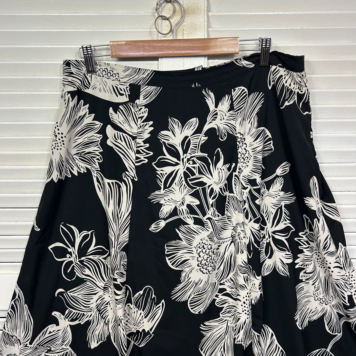 Noni B Skirt Size Large 14 Black White Floral