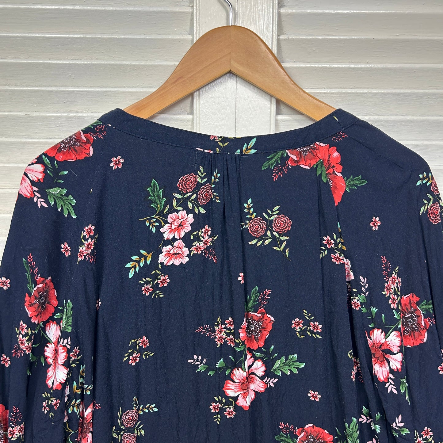 Bird Keepers Top Size 16 Navy Floral Long Roll Tab Sleeve Birdsnest
