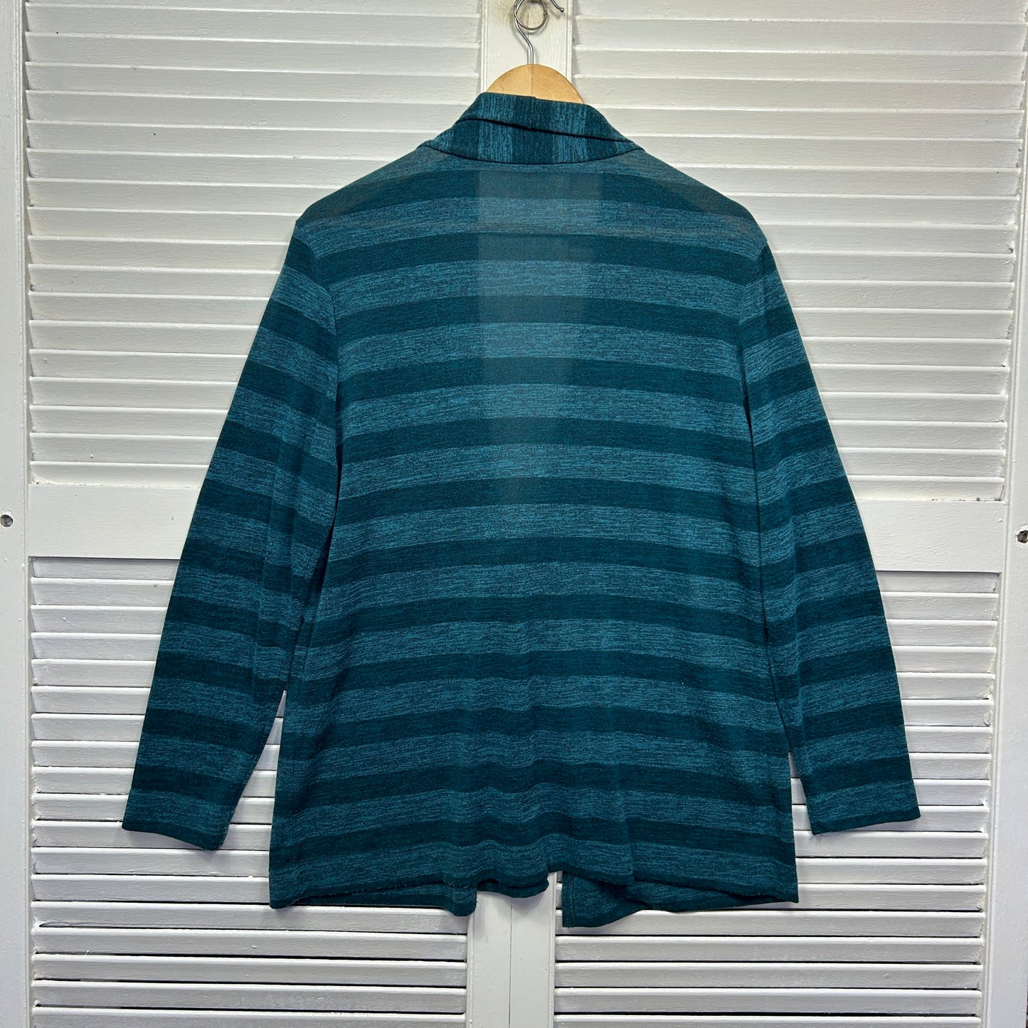 Wombat Top Size XL Teal Long Sleeve Open Front Striped