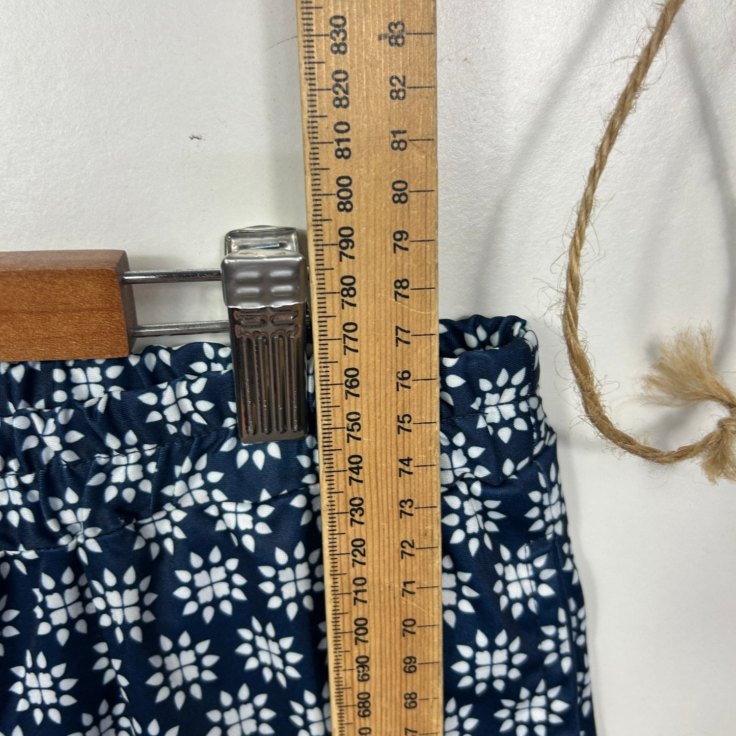 Established Navy and White Patterned Cropped Pants - Size 16