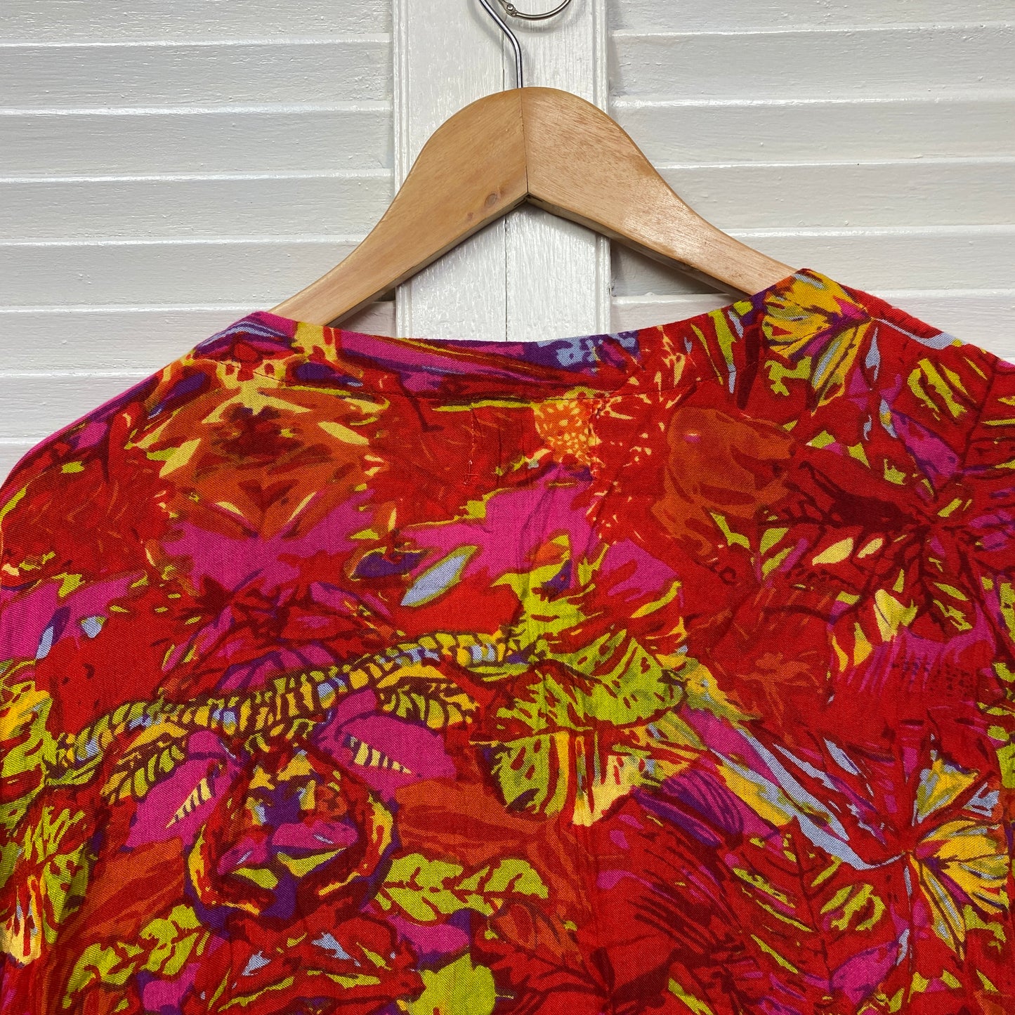Dwij Top Size 16 Red Floral Short Sleeve Rayon