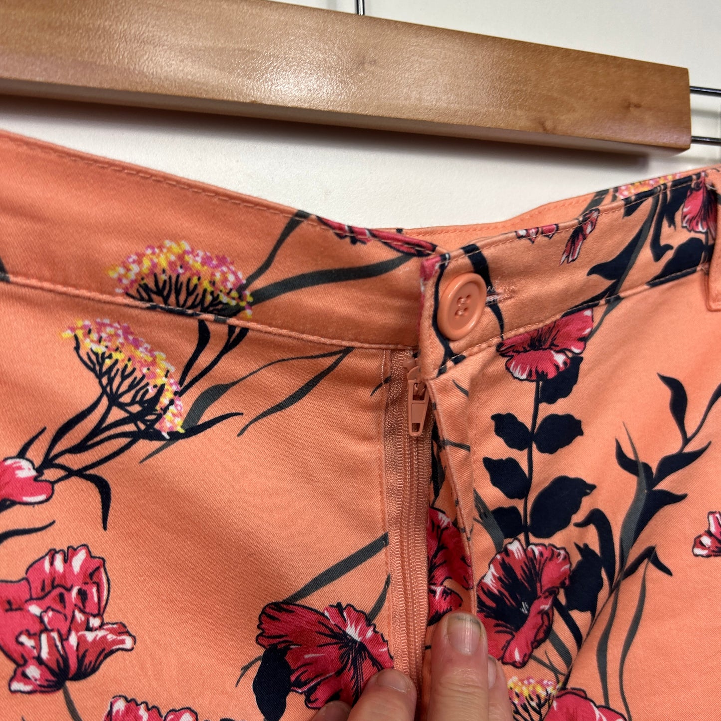 Mix Shorts Size 18 Peach Floral Pockets