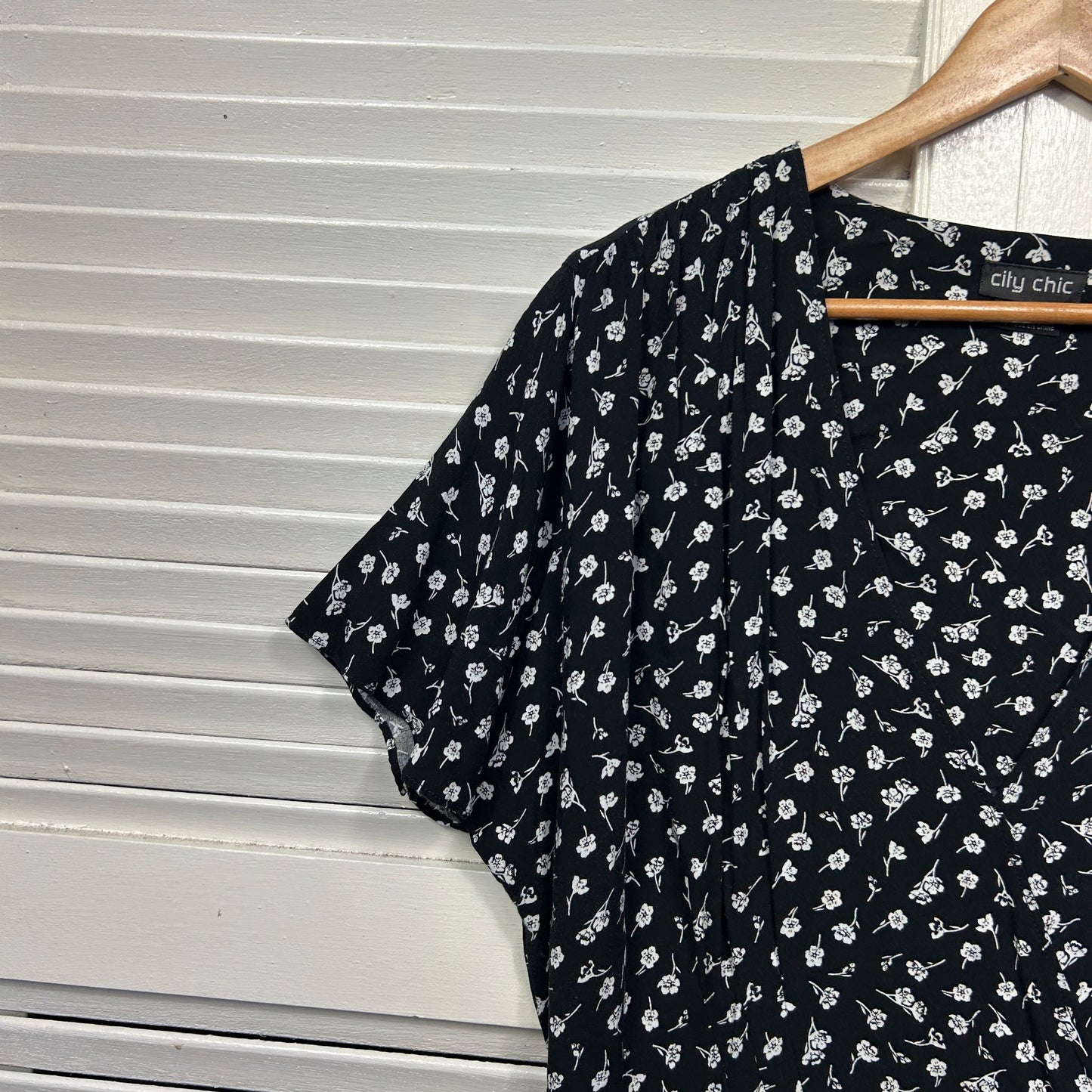 City Chic Dress Size 14 Black White Floral Short Sleeve