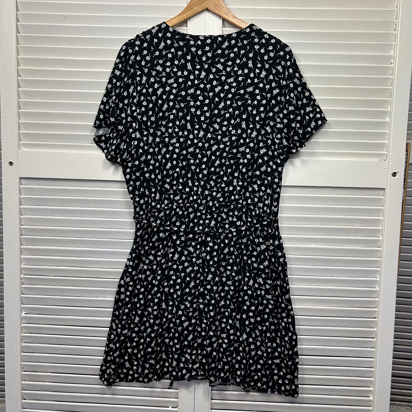 City Chic Dress Size 14 Black White Floral Short Sleeve