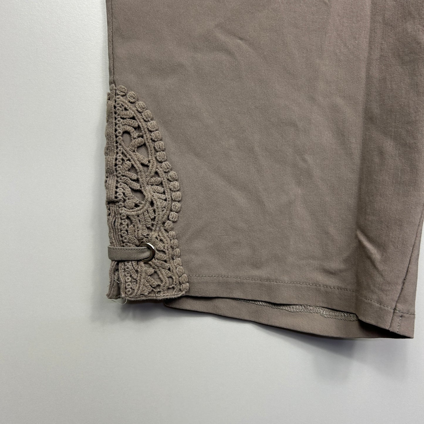 Noni B Shorts Size 14 Pull On Beige Elastic Waist