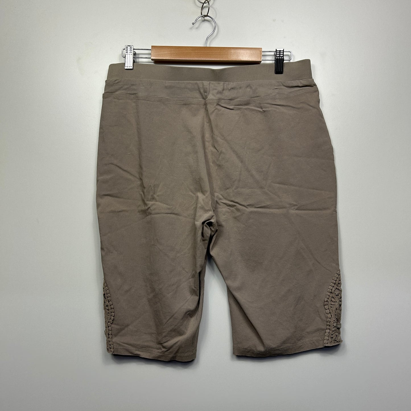 Noni B Shorts Size 14 Pull On Beige Elastic Waist