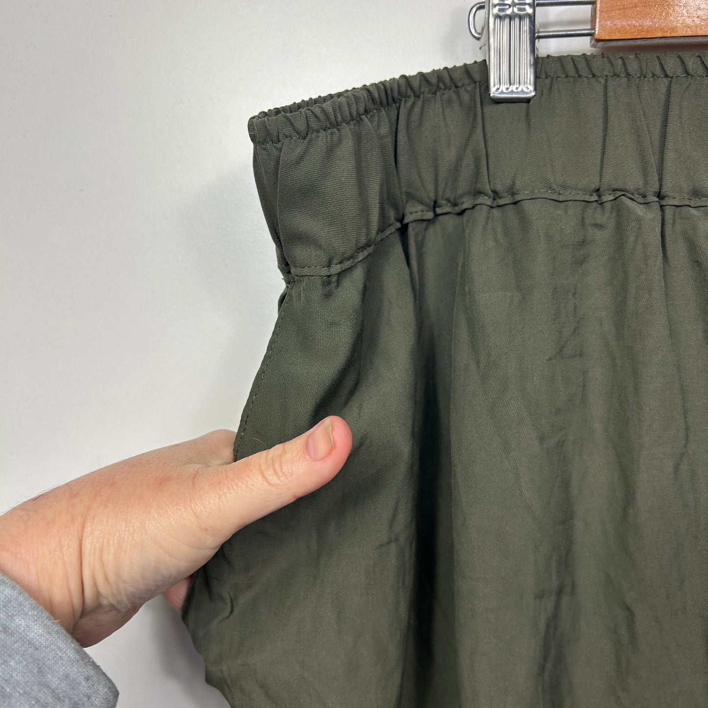 Arna York Pants Size 26 28 Olive Green Cargo Pockets Ruched Leg New