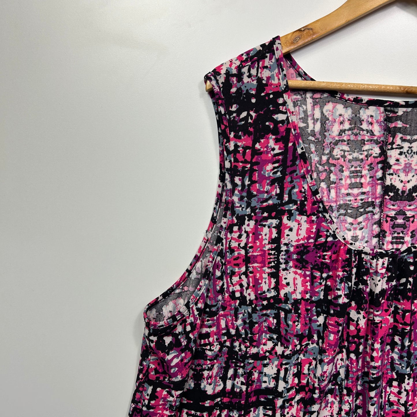 Taking Shape Top Size 20 22 Sleeveless Multicoloured