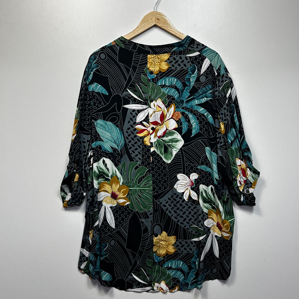 Willow & Tree Black Floral Top - Size 16
