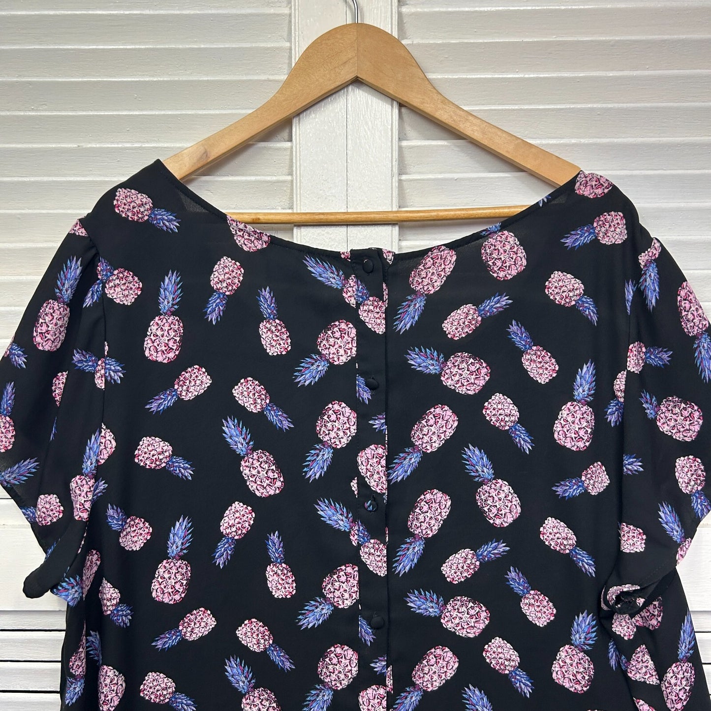 Torrid Top Size 3 20 22 Short Sleeve Black Pineapple