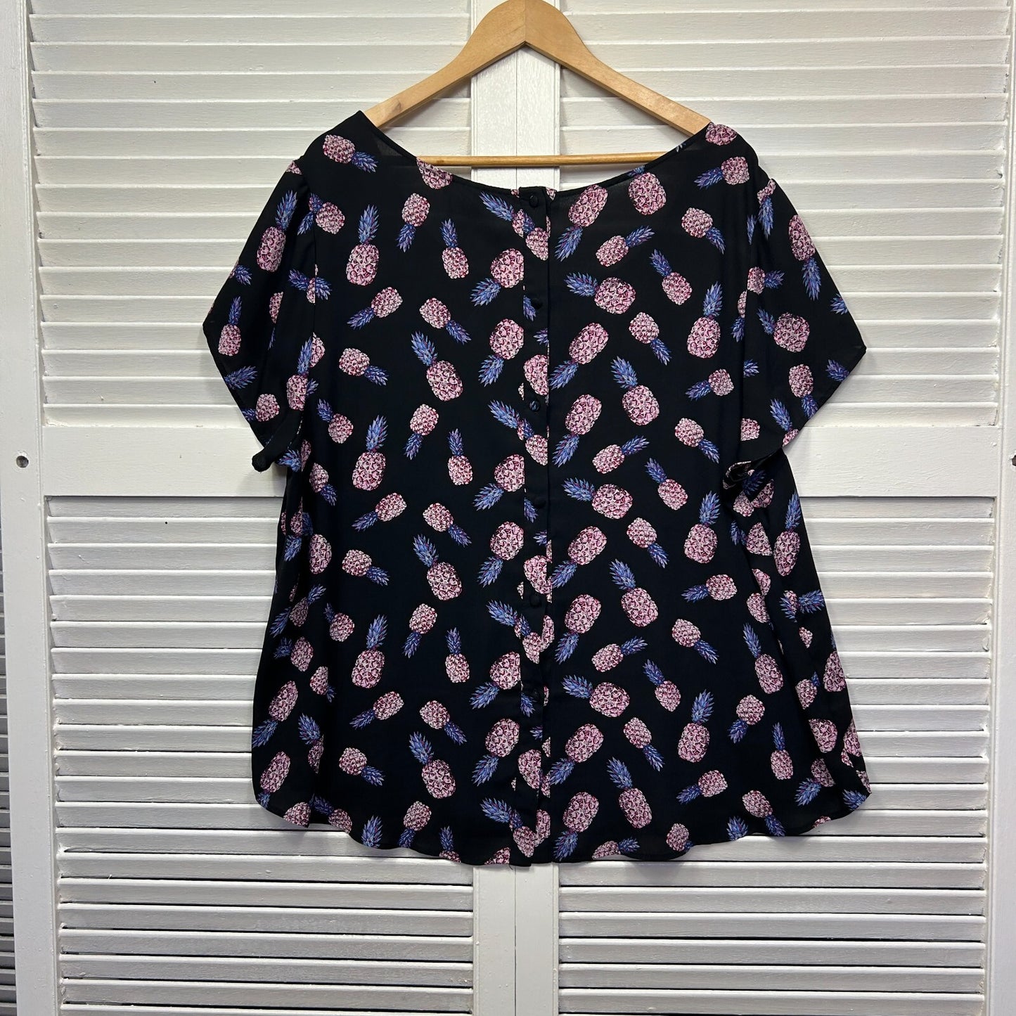 Torrid Top Size 3 20 22 Short Sleeve Black Pineapple