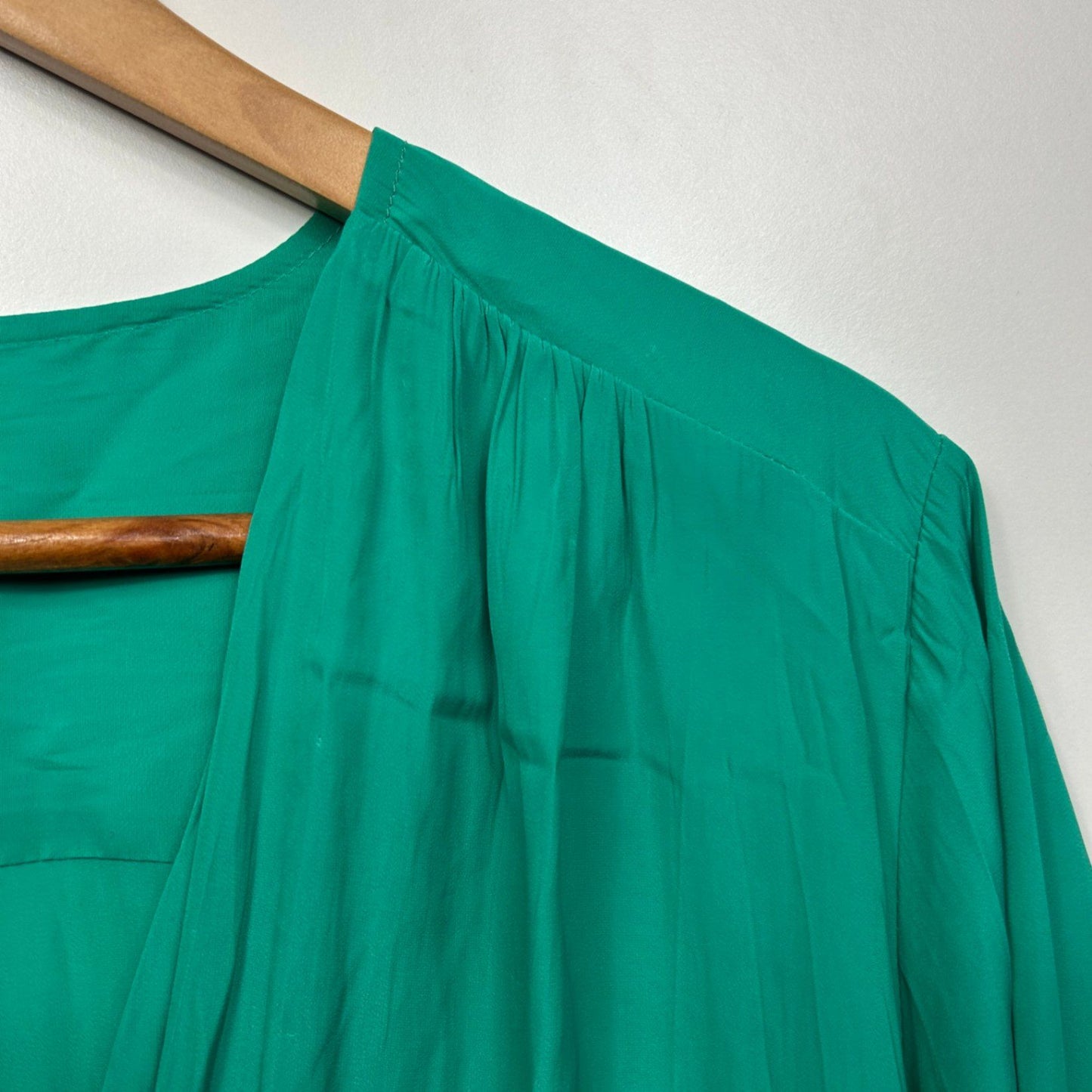 W Lane Top Size 18 Green Solid Long Sleeve Pleated Polyester