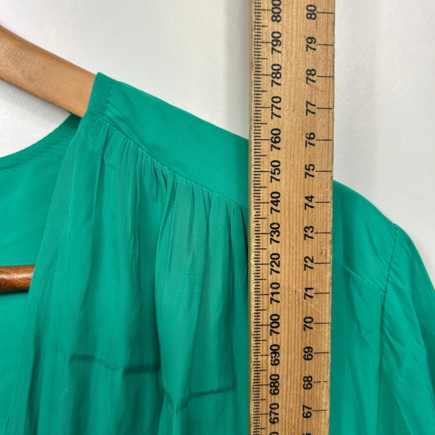 W Lane Top Size 18 Green Solid Long Sleeve Pleated Polyester