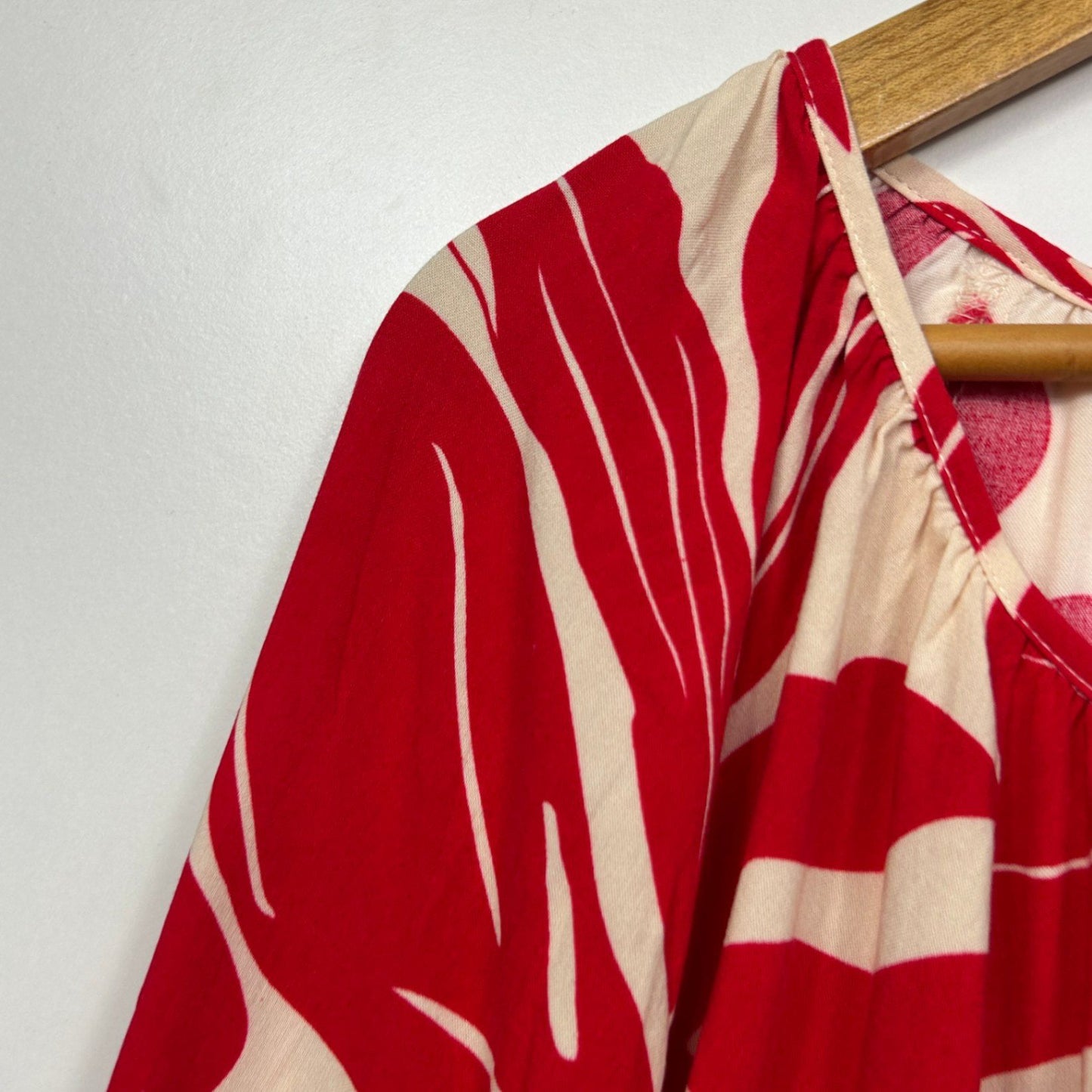Suzanne Grae Tunic Top Size 18 Red Beige Short Pillow Sleeve Viscose