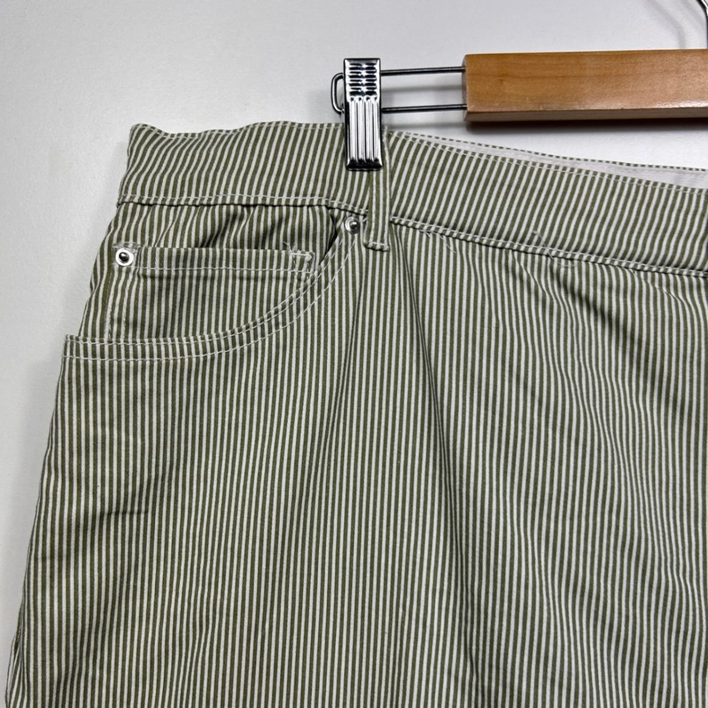 Beme Bermuda Shorts Size 26 Green White Pockets Cotton Striped Elastic Waist