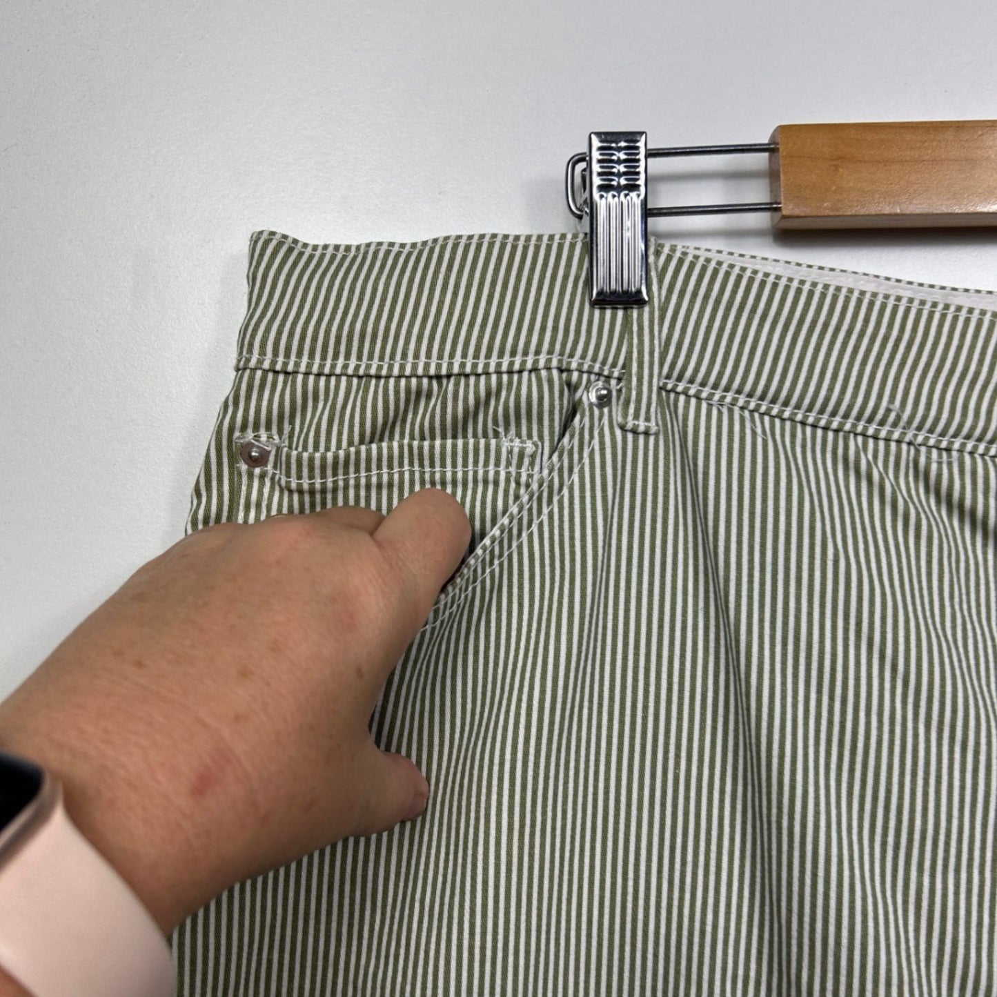 Beme Bermuda Shorts Size 26 Green White Pockets Cotton Striped Elastic Waist