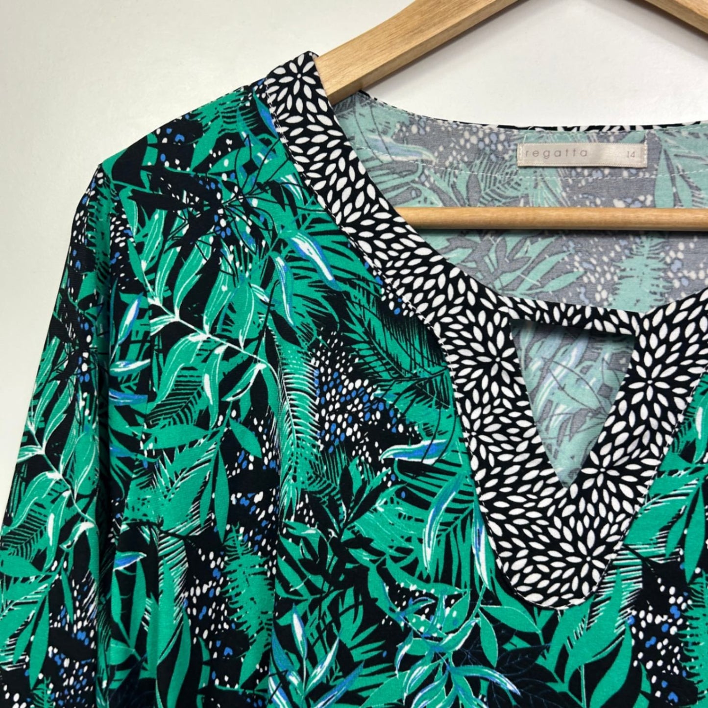 Regatta Top Size 14 Green Long Sleeve Floral Leaf Print