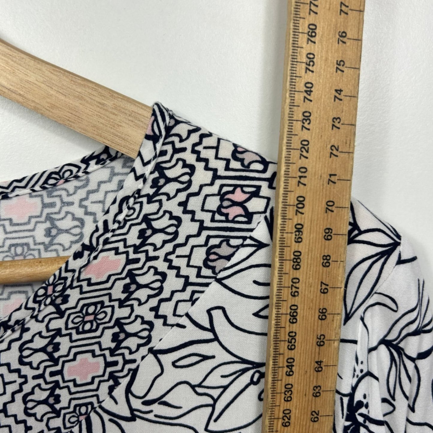 Millers Top Size 18 Black White Floral 3/4 Sleeve Viscose