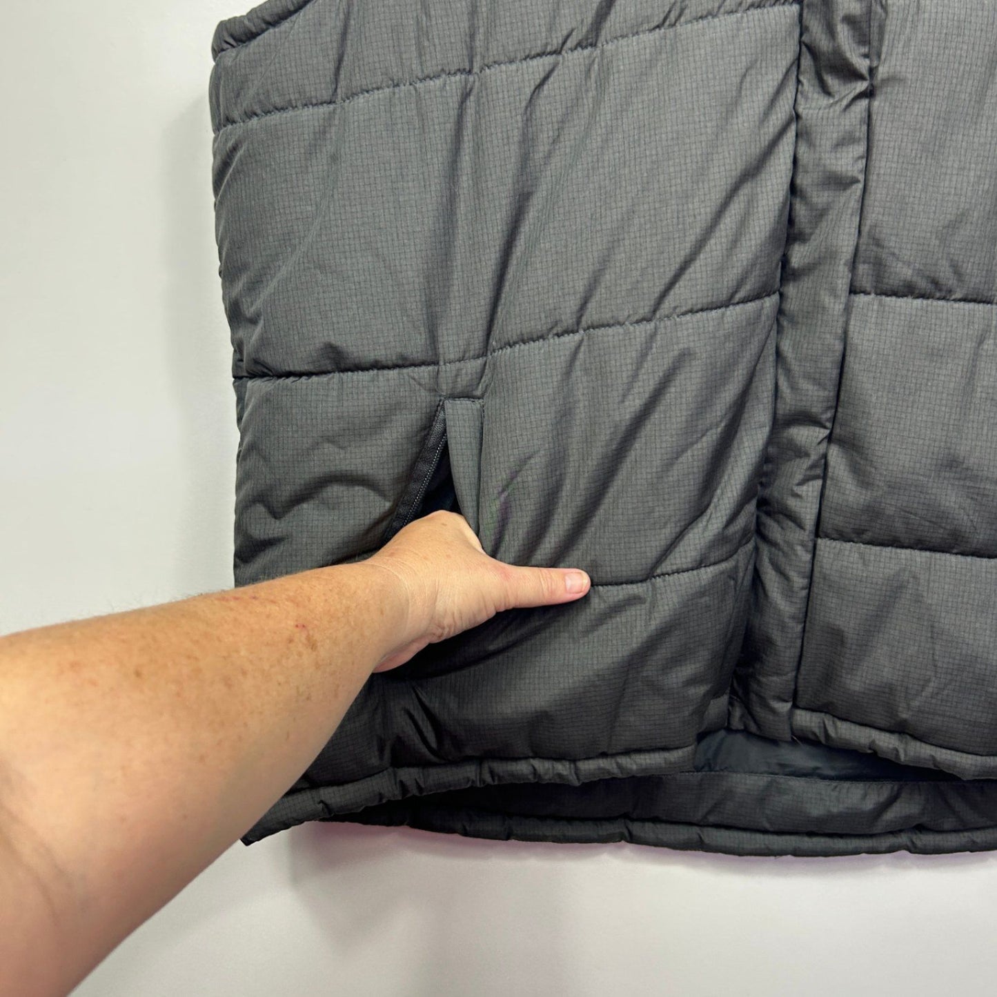 CAPE Grey Black Puffer Vest Hooded Sleeveless Outdoor Pockets Size 20 Plus