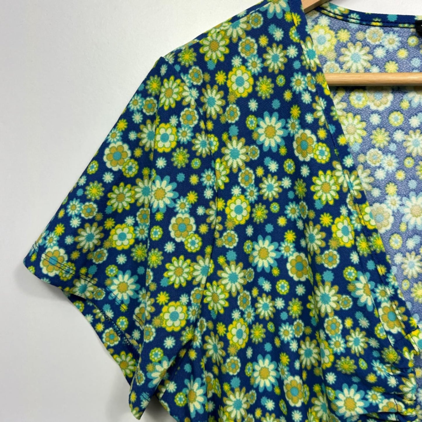Wednesdays Girl Green Floral V Neck Crop Ruched Cut Out Top Size 20