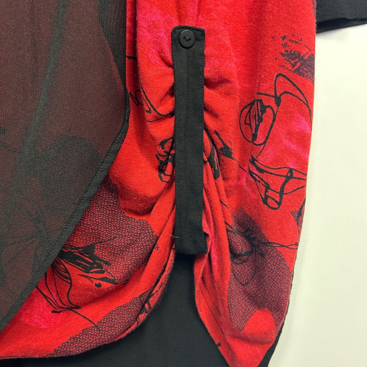 Taking Shape Top Size 16 Small Plus Long Sleeve Black Red