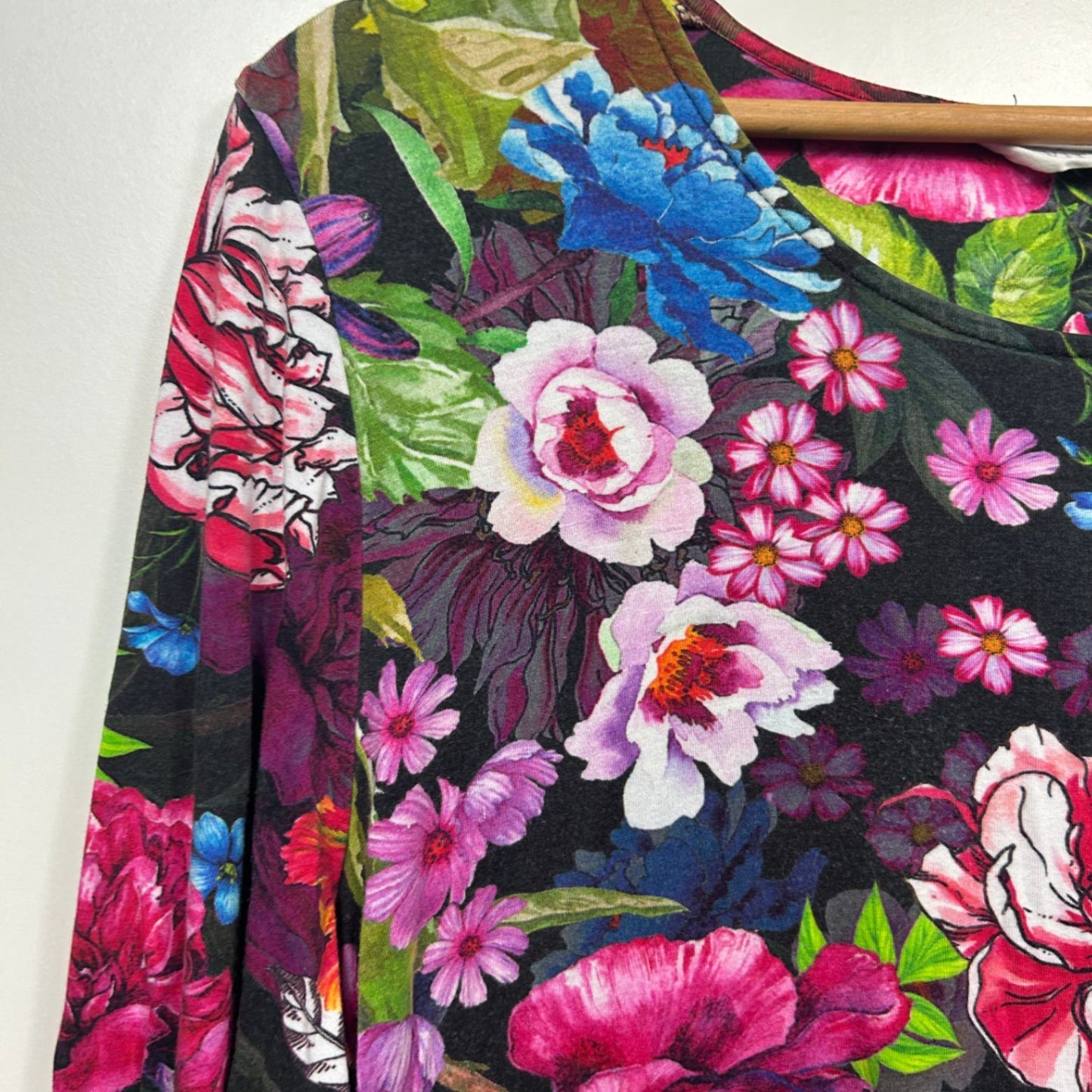 Virtuelle Black Floral Tunic Top Size 16 Plus Asymmetric Hem