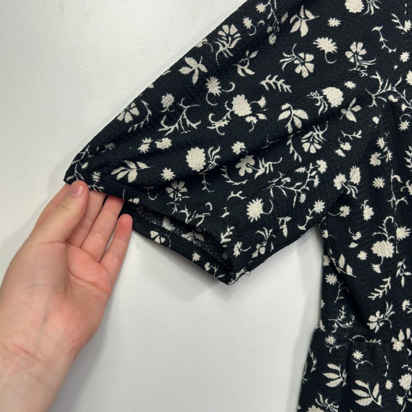 Anko Black White Short Sleeve Round Neck Floral Top Size 20