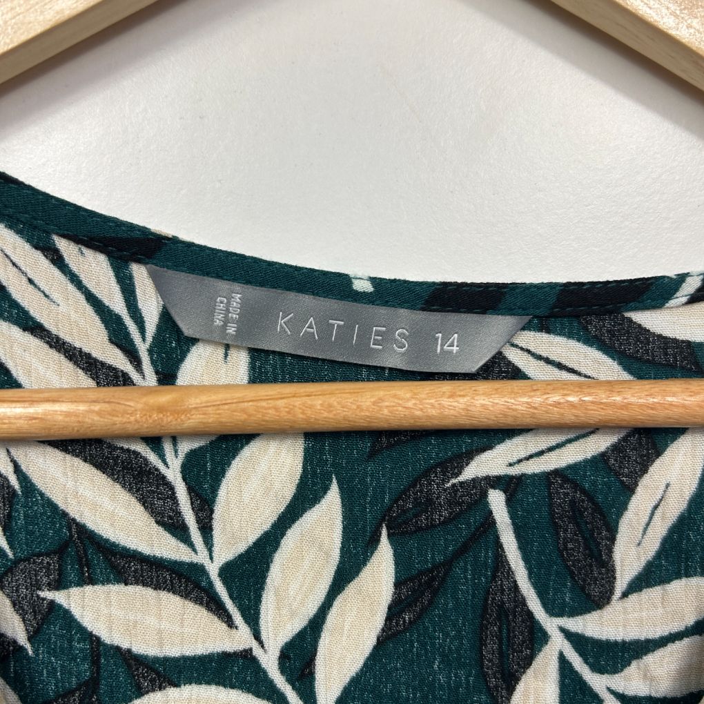 Teal and cream leaf patterned top label detail