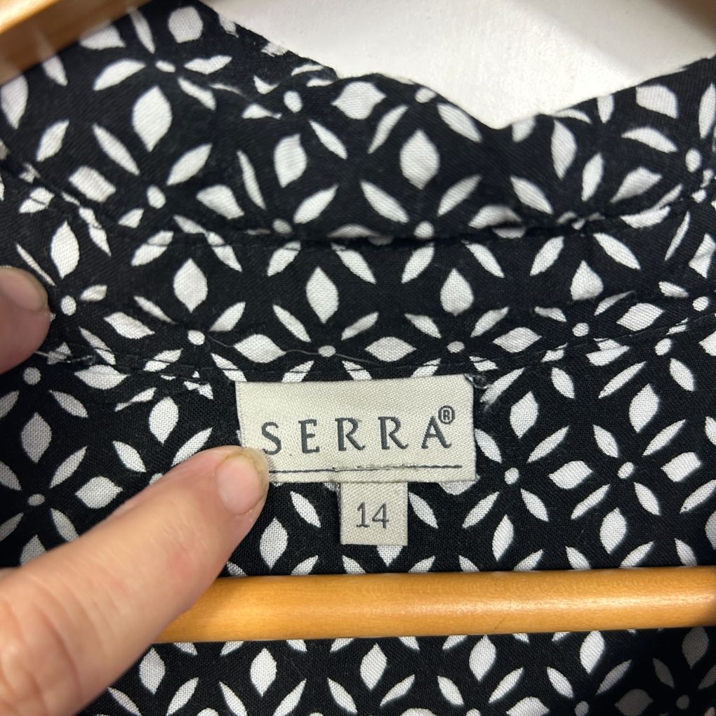 Black and white geometric patterned top label detail view