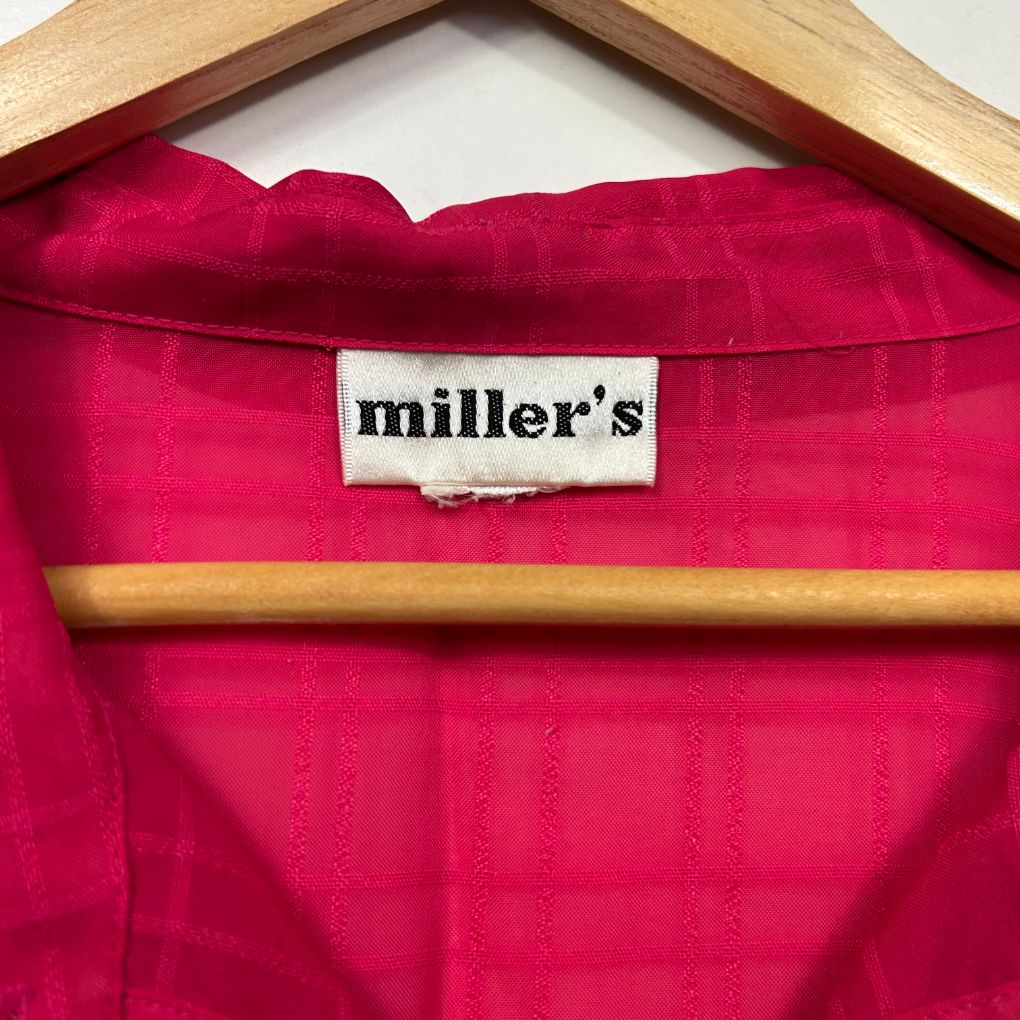 Red shirt label detail view