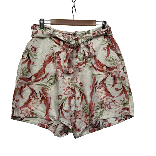 Linen Cream Shorts - Size 16