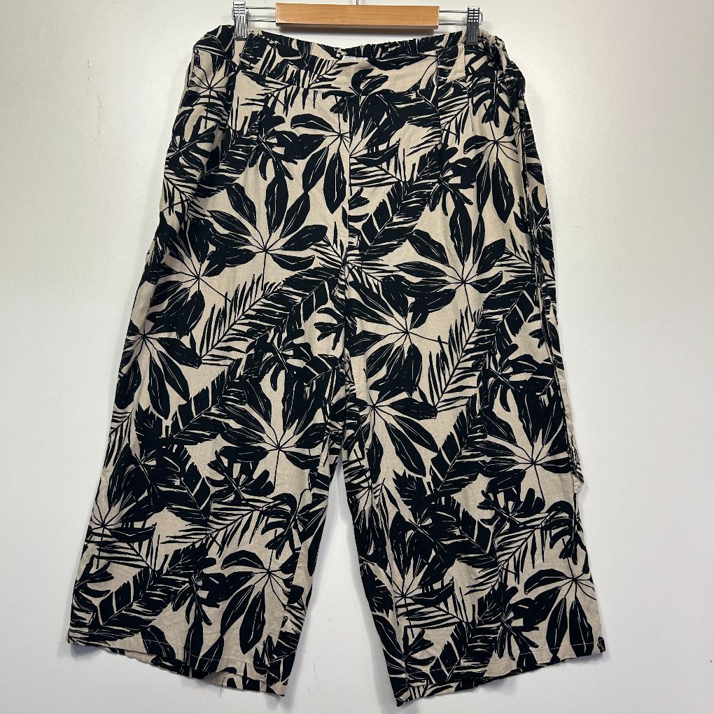 Black and cream floral print cropped pants front view