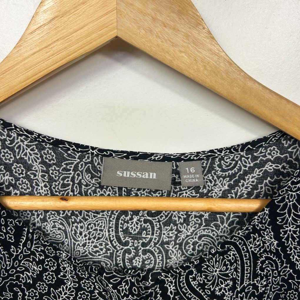 Black and white paisley patterned top label view
