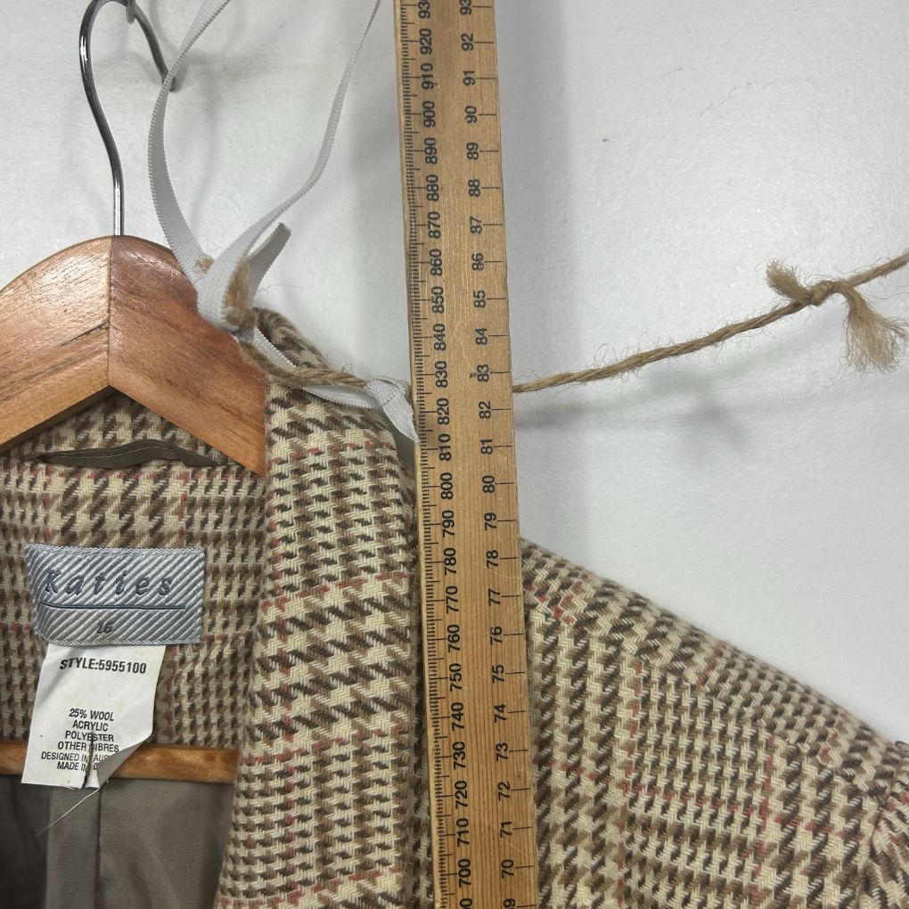 Beige and brown houndstooth jacket detail view