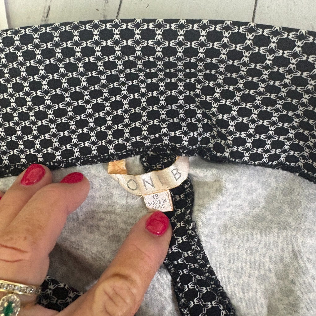 Black and white floral top label detail view