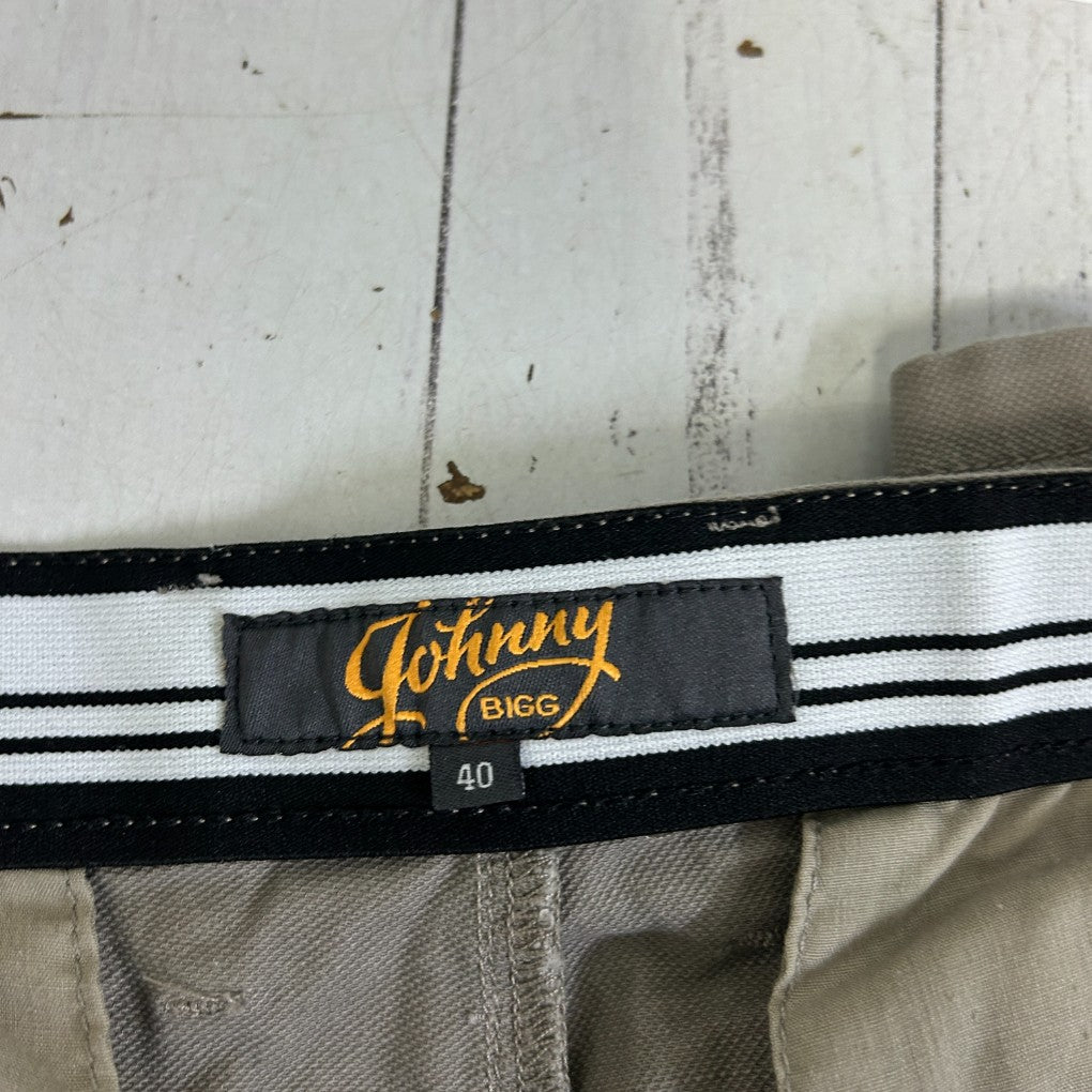 Beige pants label detail view